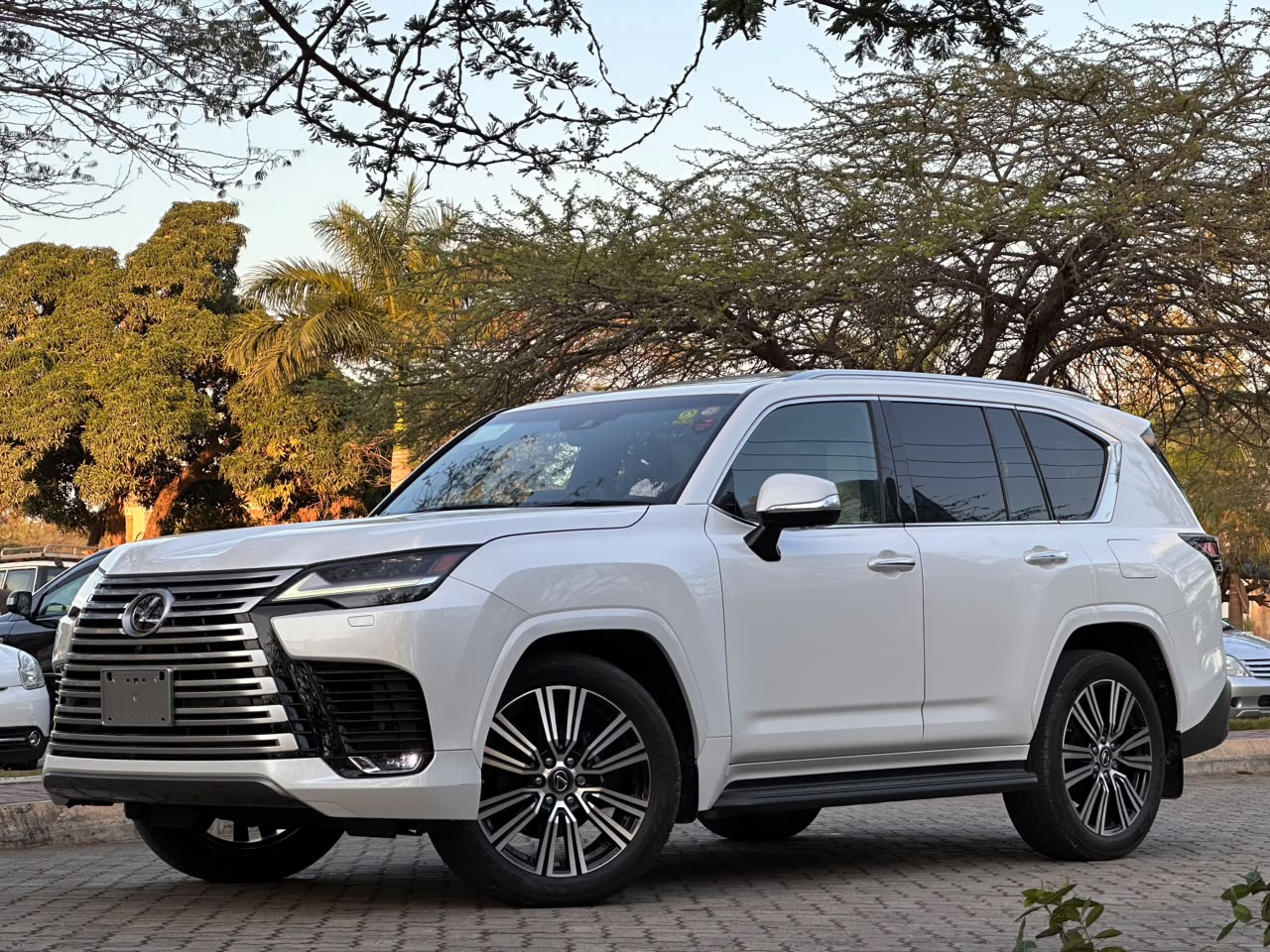 LEXUS VJ300 LX600 thumbnail 3